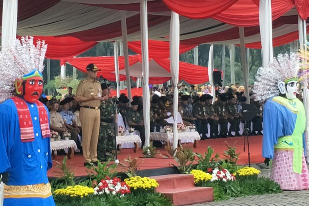 Gubernur DKI Jakarta Anies Baswedan menjadi inspektur dalam apel bela negara di Monas, Selasa (19/12/2017). 