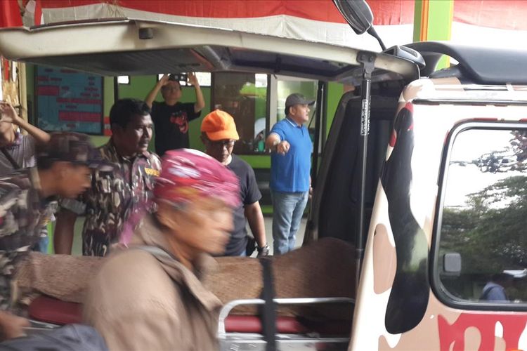Jenazah Rachmat Budiri (53) atau Budi Ayuga saat dimasukkan ke dalam mobil ambulance di Kamar Mayat RSSA Kota Malang, Senin (12/8/2019)