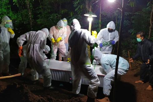 Relawan PMI Gunungkidul Terbanyak Se-Indonesia Makamkan Jenazah dengan Prokes Covid-19