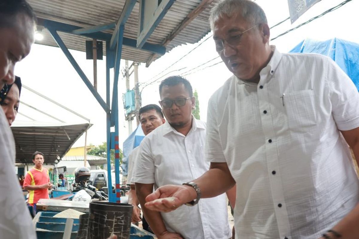 Berkat tambahan beras program SPHP 300 ton menjadi 800 ton per hari, kini pasokan beras mulai mendekati normal dengan rerata sebanyak 1.000 ton per hari.