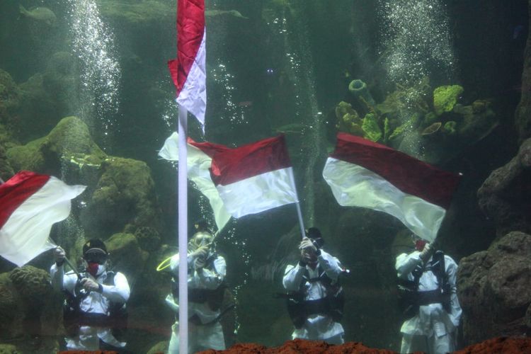 Persiapan pengibaran bendera Merah Putih di Ancol dalam rangka Hari Ulang Tahun (HUT) ke-75 Republik Indonesia.
