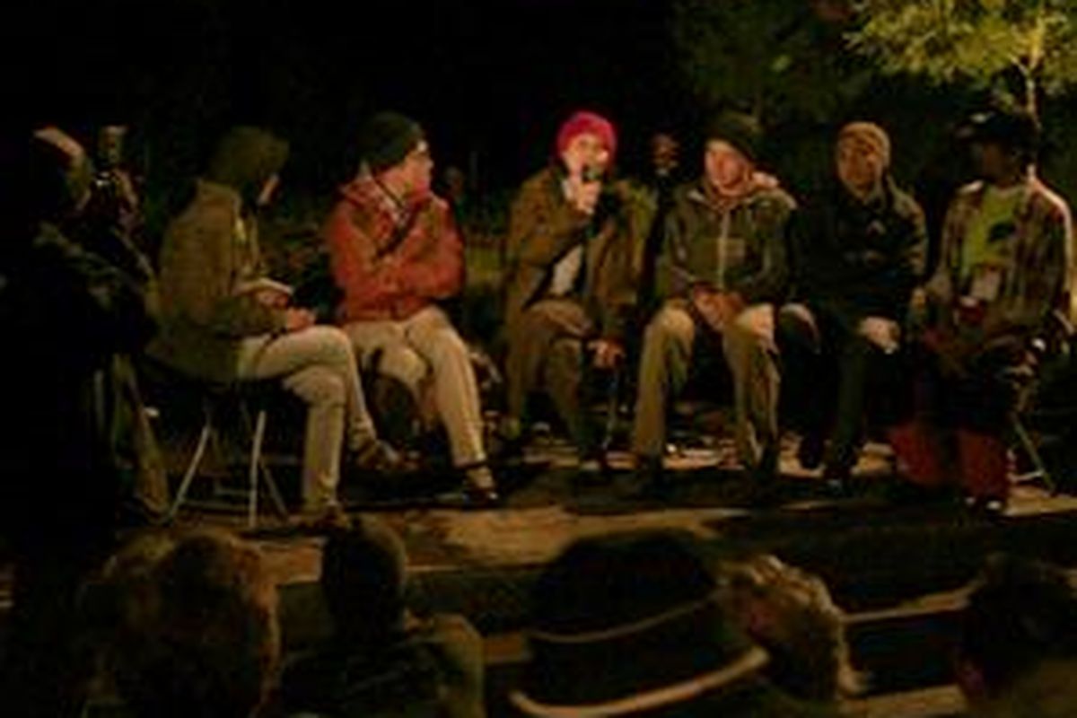 Para awak film Gie, dari kiri ke kanan, Riri Riza, Mira Lesmana, Nicholas Saputra, dan Lukman Sardi selaku narasumber dalam acara bincang-bincang pada kemah persahabatan di Ranu Regulo, Kabupaten Lumajang, Sabtu (19/12). Kemah persahabatan tersebut adalah bagian dari kegiatan Napak Tilas Soe Hok Gie yang digelar 13-20 Desember di kawasan Gunung Semeru untuk memperingati 40 tahun kematian aktivis gerakan mahasiswa tersebut. Soe Hok Gie meninggal di puncak Semeru pada 16 Desember 1969.