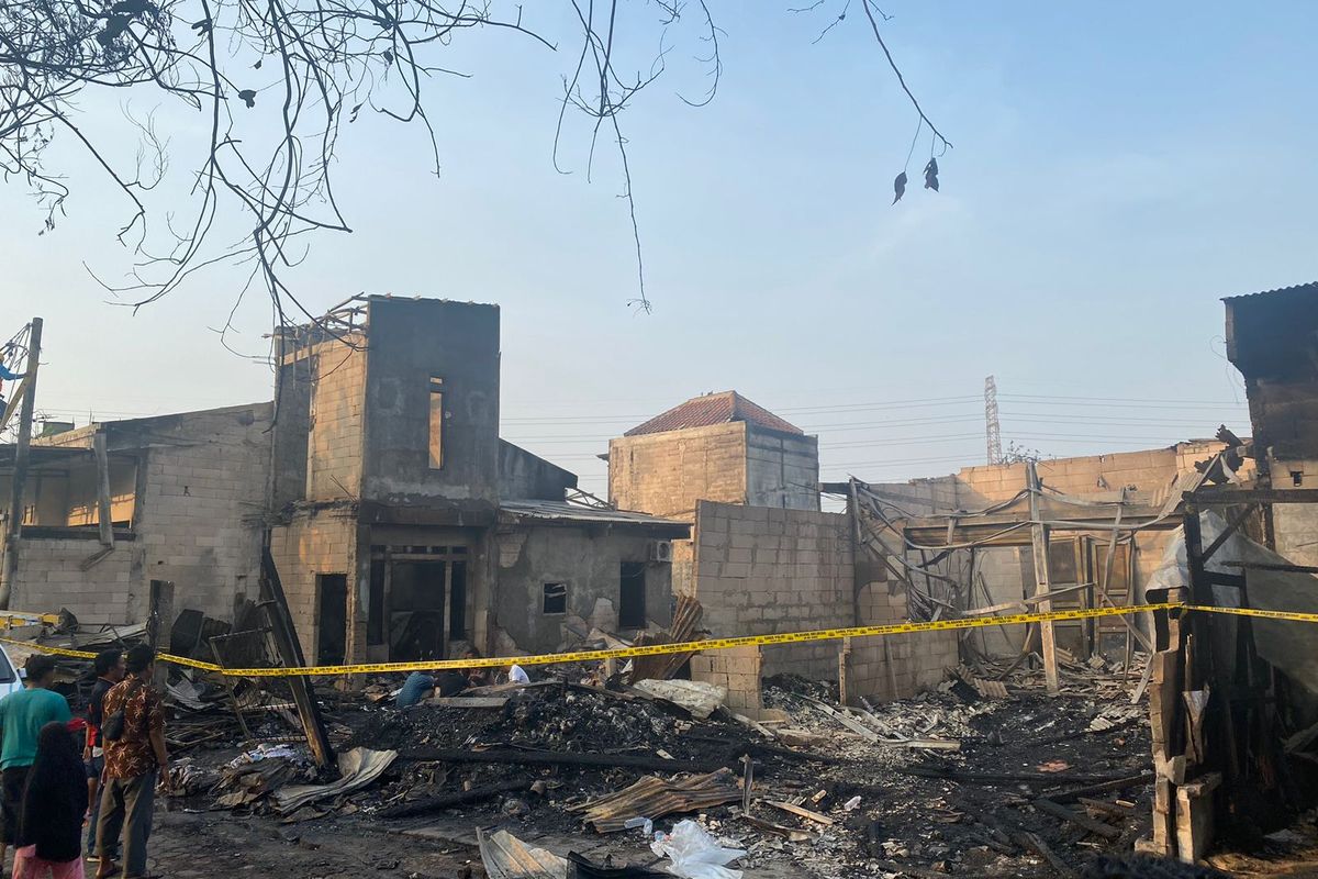Kebakaran melahan rumah warga sekaligus lapak barang bekas di Kampung Rawa Sengon, RT 03/RW 22, Tugu Selatan, Koja, Jakarta Utara pada Jumat (28/7/2023).  