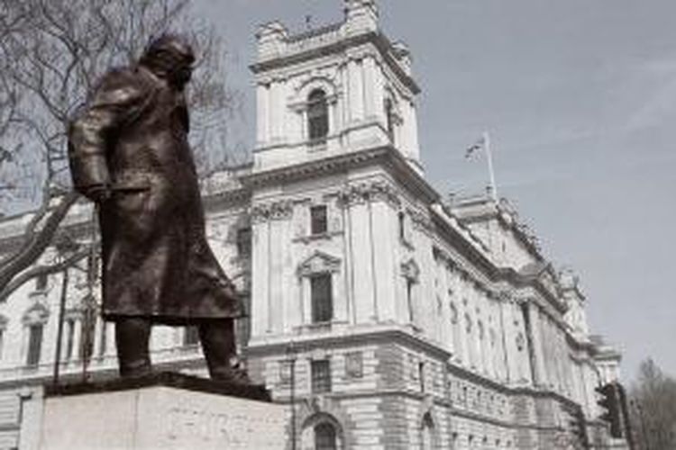 Patung Winston Churchill di Parliament Square, London, Inggris.