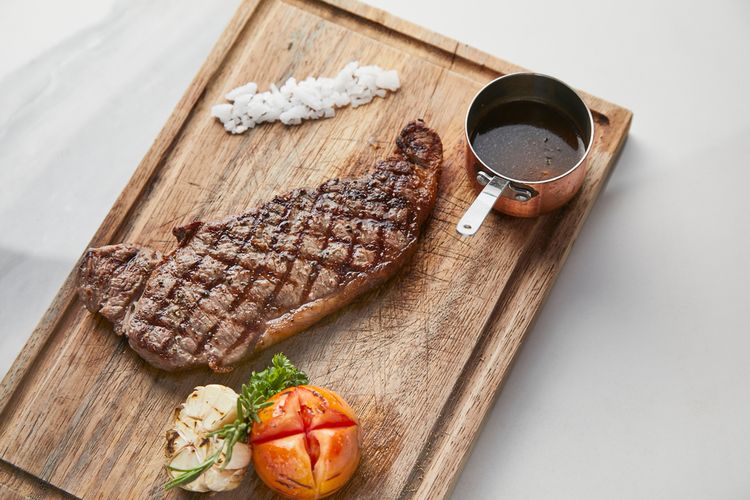 ilustrasi striploin steak. 