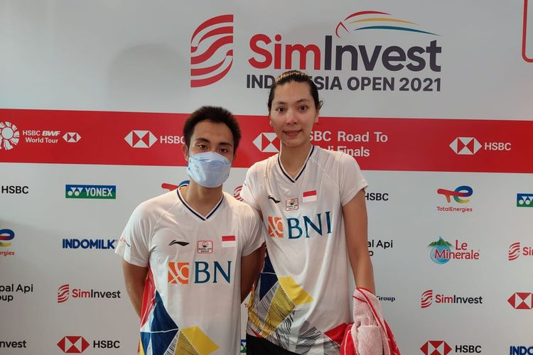 Hafiz Faizal/Gloria Emanuelle Widjaja usai pertandingan perempat final Indonesia Open 2021 di Bali International Convention Centre, Jumat (26/11/2021).