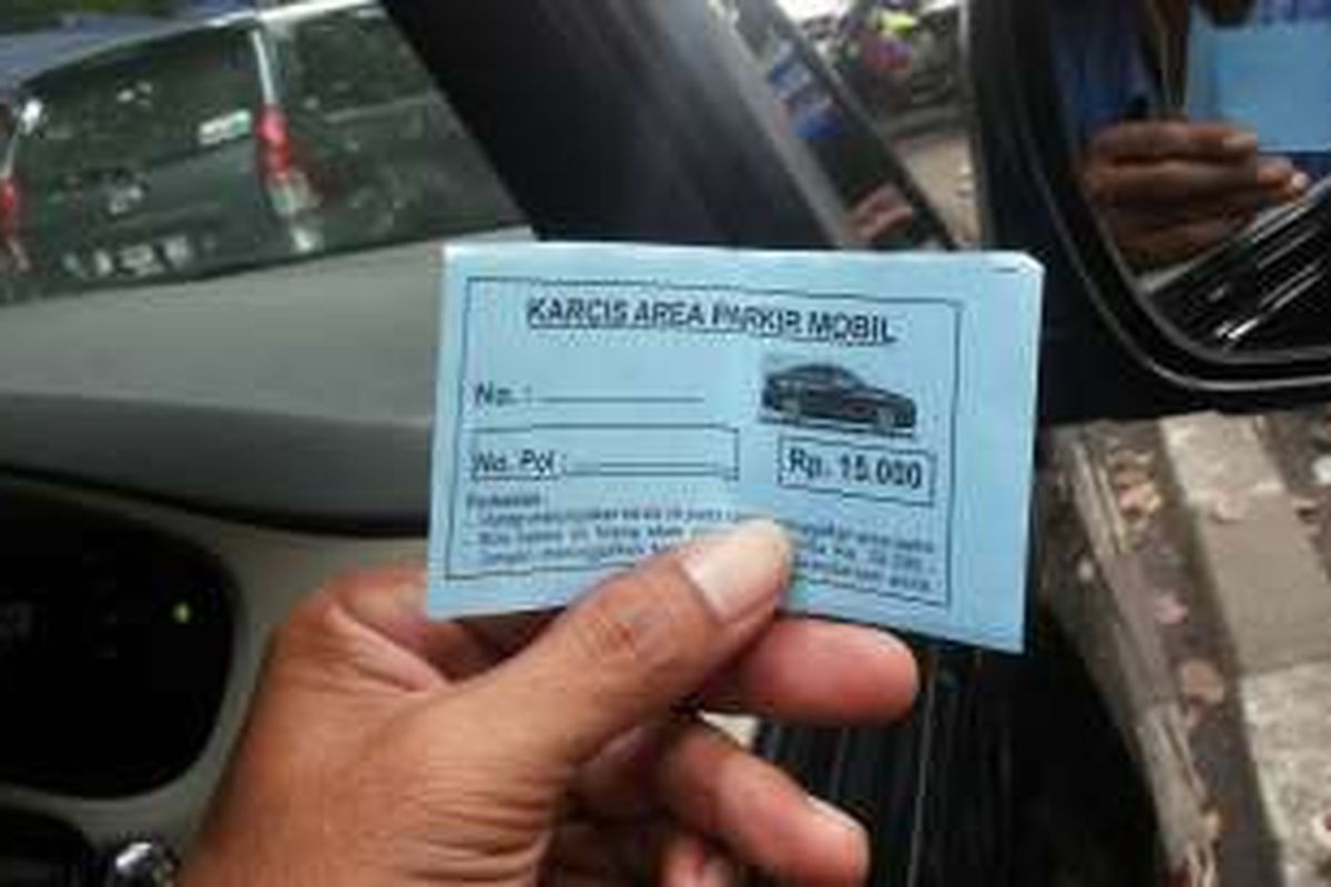 Karcis parkir liar dengan tarif Rp 15.000 di ruas Jalan Kebon Kacang, Tanah Abang, Jakarta Pusat.