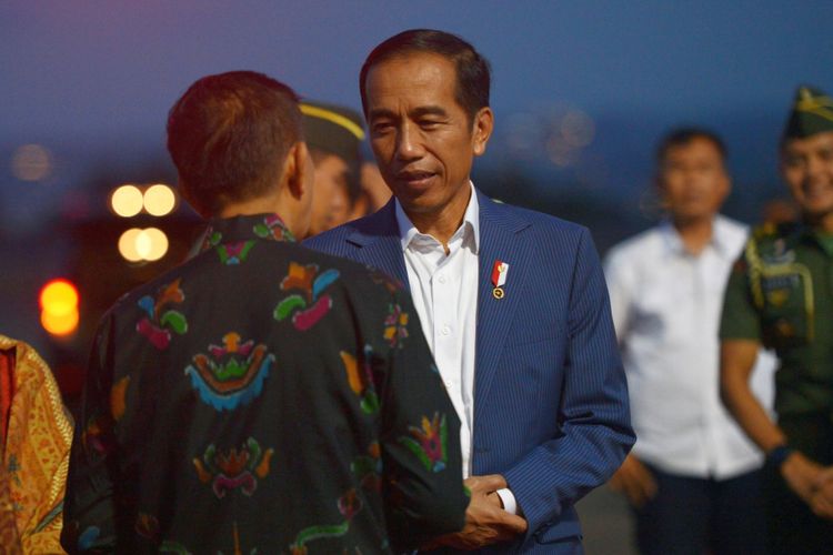 Presiden Joko Widodo (kanan) berbincang dengan Gubernur Bali I Made Mangku Pastika setibanya di Bandara Ngurah Rai, Denpasar, Bali, Jumat (22/6/2018). Presiden akan melakukan sejumlah kunjungan kerja di Bali pada (23/6/2018) esok diantaranya membuka Pesta Kesenian Bali ke-40.