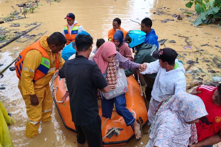 Tim gabungan mengevakuasi warga korban banjir di Desa Paloh Punti, Kecamatan Muara Satu, Kota Lhokseumawe, Provinsi Aceh, Jumat (27/11/2025)