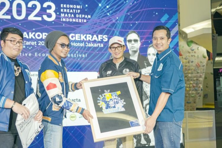 Menparekraf Sandiaga Salahuddin Uno dan CEO Konakami Dobby Lega Putra dalam ICREFS 2023.