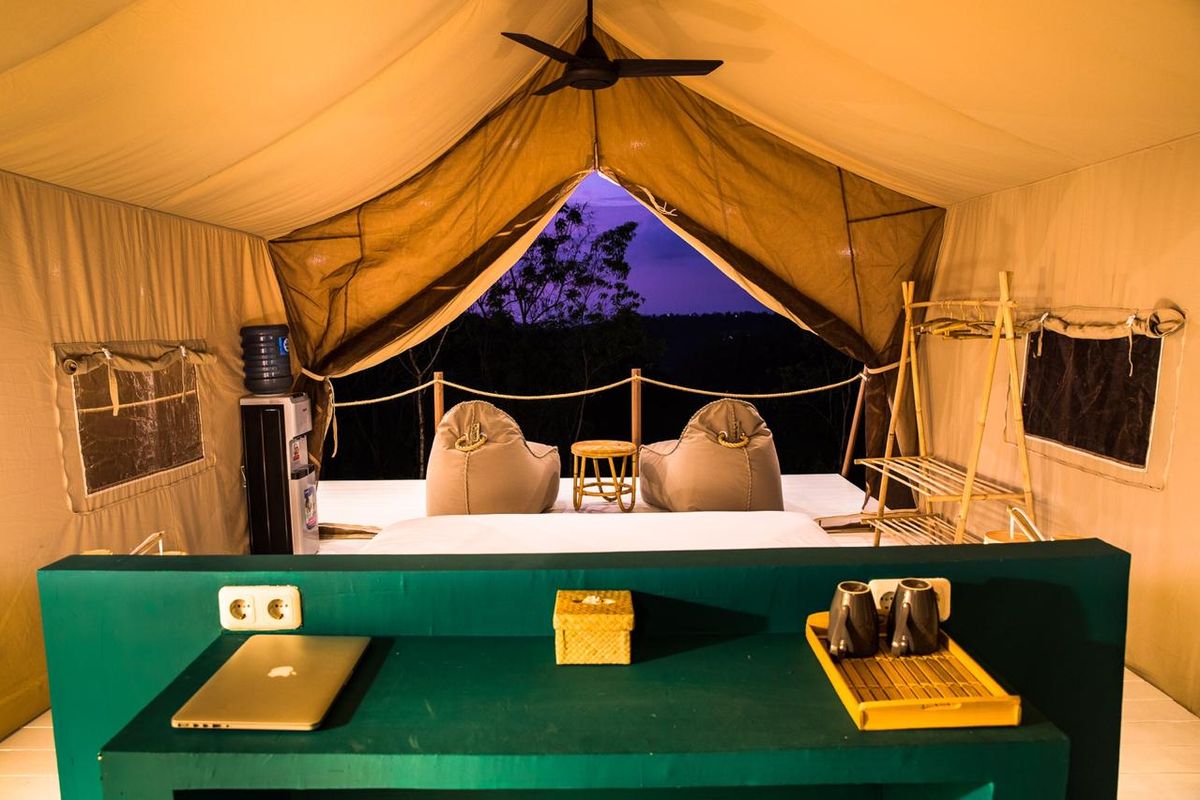 Pemandangan dalam tenda glamping Autentik Nusa Penida.