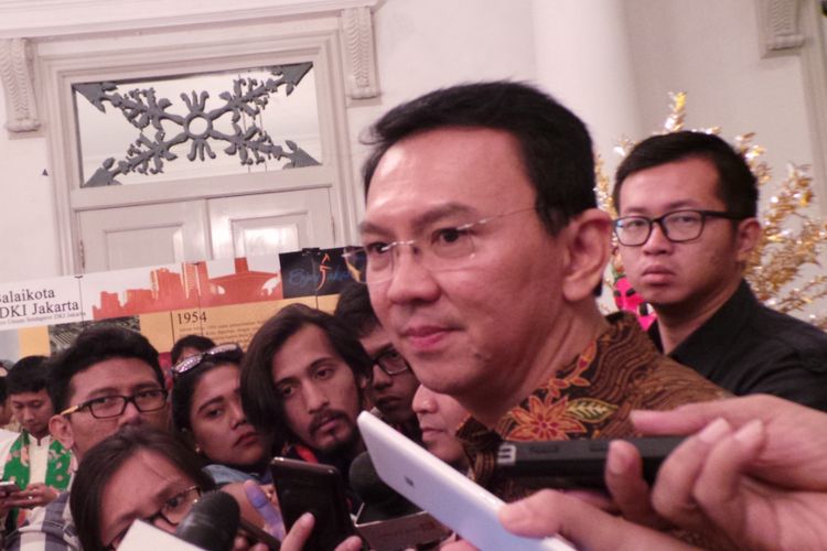 Gubernur DKI Jakarta Basuki Tjahaja Purnama atau Ahok saat wawancara dengan awak media di Balai Kota DKI Jakarta, Kamis (27/4/2017).