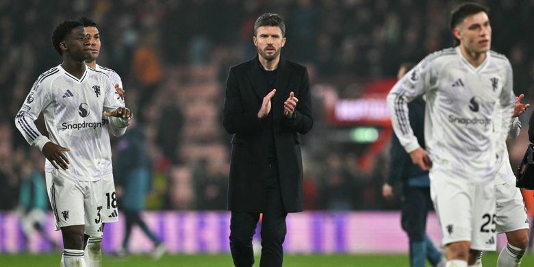Ekspresi Michael Carrick setelah pertandingan sepak bola Liga Inggris antara Bournemouth vs Manchester United di Stadion Vitality di Bournemouth, Inggris selatan pada 20 Maret 2026. (Foto oleh Glyn KIRK / AFP) 
