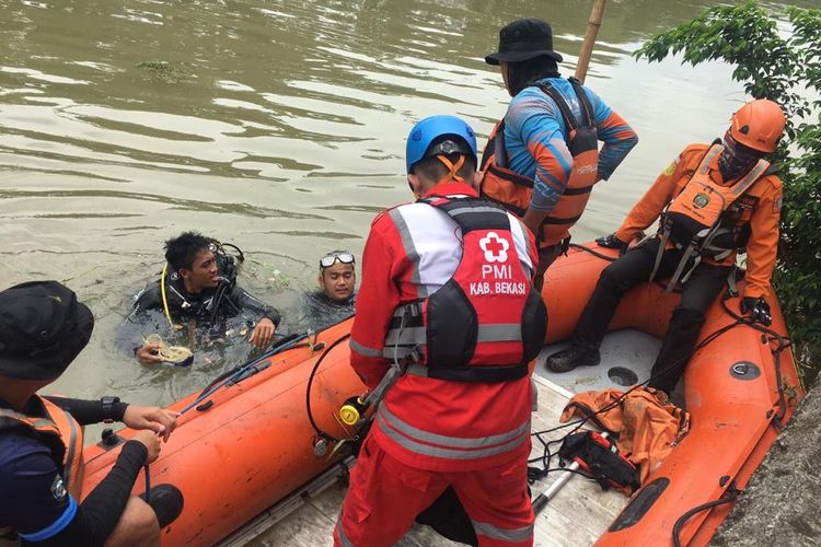 Tim SAR gabungan yang tengah menyisir aliran sungai Kalimalang tepatnya di titik Cikarang Barat, Kabupaten Bekasi, Selasa (18/4/2023). Proses penyisiran dilakukan guna mencari tubuh seorang lansia bernama Anen yang hilang.