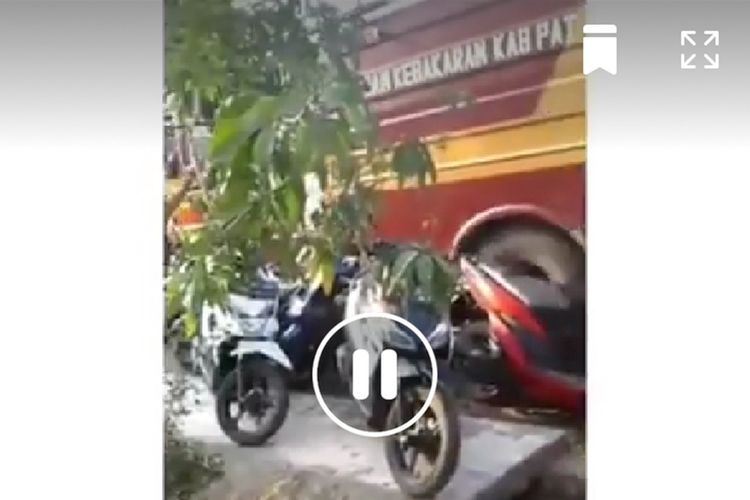 Tangkapan layar video viral di facebook yang mendokumentasikan truk damkar terjang sejumlah motor di Kabupaten Pati, Jawa Tengah.