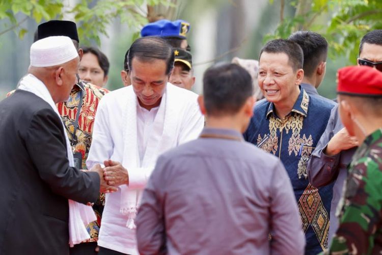 Presiden Joko Widodo disambut ulama Aceh dengan pesiJuk, di Gampong Bili Aron, Kecamaan Gelumpang Tiga, KabupaTen PIdie. Kedatangan Jokowi untuk melakukan Kick Off Program Penyelesaian Pelanggaran HAM Berat secara nonyudisial.
