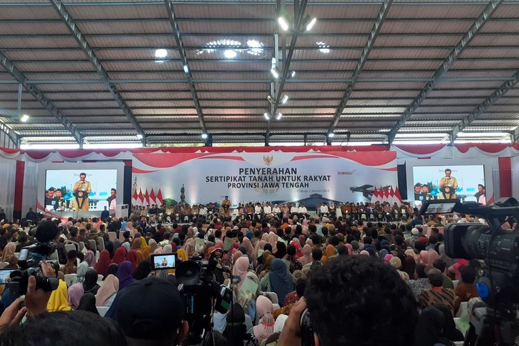 Presiden Jokowi menyerahkan sertifikat tanah kepada warga Cilacap dan Banyumas pada Selasa (2/1/2024).