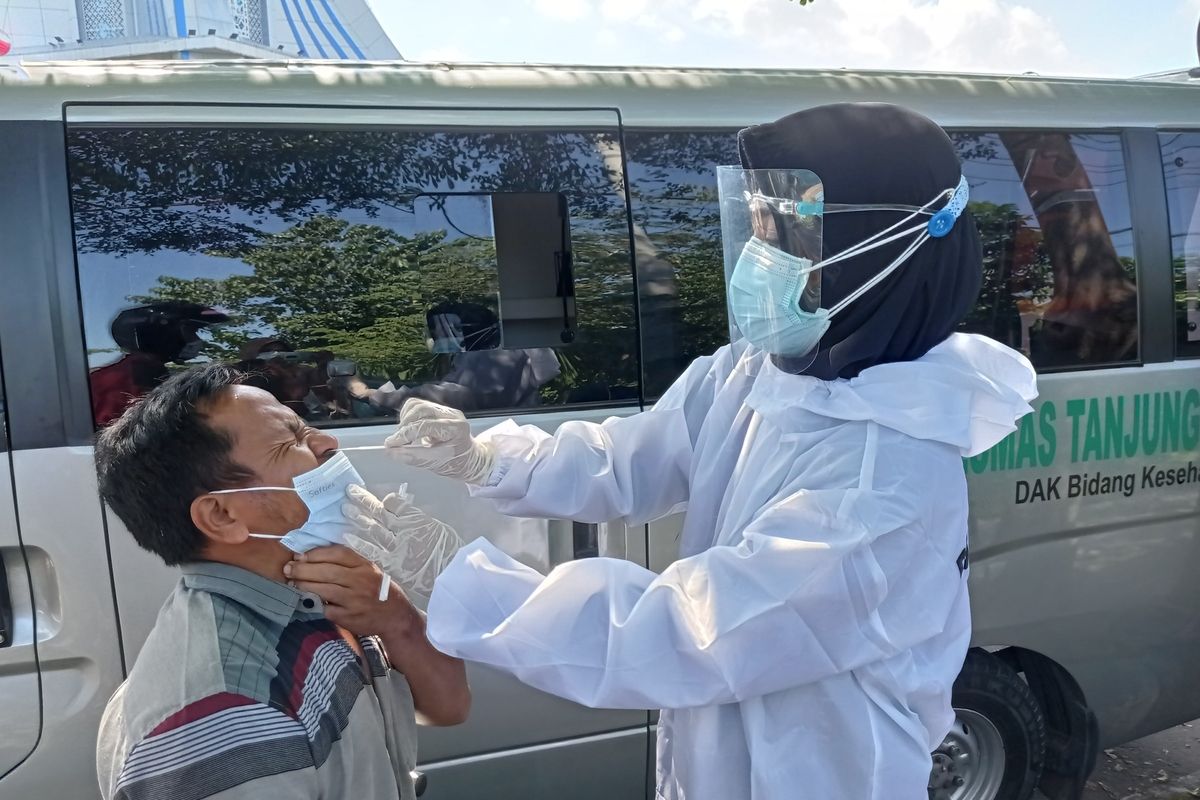 warga yang terjaring razia di pos penyekatan di tes swab antigen secara acak.