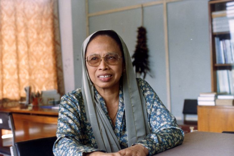 Prof Dra Baroroh Baried