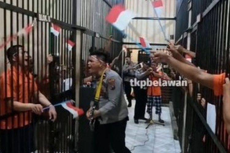 Seorang polisi dan tahanan di Medan, memeriahkan HUT RI ke-78. Videonya pun viral di media sosial. 