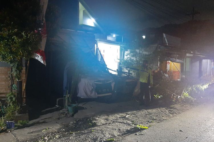 Polisi menunjukkan beberapa rumah rusak usai ditabrak oleh truk yang dikemudikan oleh Domini di Jalan Raya Desa Cangkir, Kecamatan Driyorejo, Gresik, Jawa Timur, Senin (15/8/2022) dinihari WIB. *** Local Caption *** Polisi menunjukkan beberapa rumah rusak usai ditabrak oleh truk yang dikemudikan oleh Domini di Jalan Raya Desa Cangkir, Kecamatan Driyorejo, Gresik, Jawa Timur, Senin (15/8/2022) dinihari WIB.
