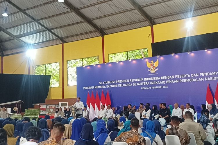 Presiden Joko Widodo saat bersilaturahmi dengan nasabah PNM Meekar di GOR basket Kota Bekasi, Jawa Barat, Jumat (16/2/2024).
