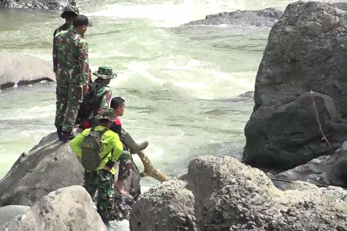 Pencarian Serda Amiruddin, anggota TNI Kodim 1414 Tana Toraja yang bertugas di Koramil 03 Rinding Allo, Toraja Utara, Sulawesi Selatan yang diduga terseret arus saat melakukan pencarian seorang warga bernama Palungan asal Lembang Lempo Poton yang sehari sebelumnya dinyatakan tenggelam hingga hari ke-14 hari ini masih terus dilakukan pencarian. Selasa (22/11/2022)