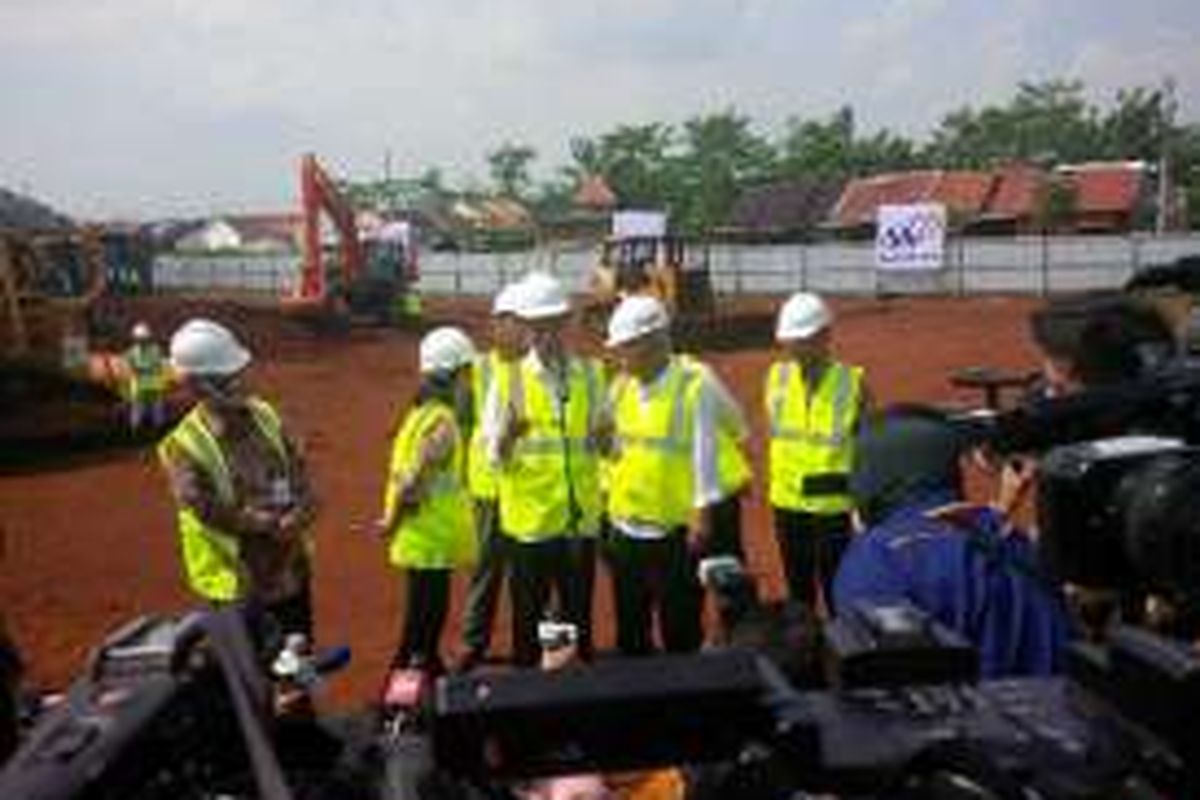 Presiden Joko Widodo meresmikan Jalan Tol Batang-Semarang, Jumat (17/6/2016). Saat peresmian, Jokowi didampingi oleh Menteri Pekerjaan Umum dan Perumahan Rakyat (PUPR) Basuki Hadimuljono dan Menteri Badan Usaha Milik Negara (BUMN) Rini Soemarno. 