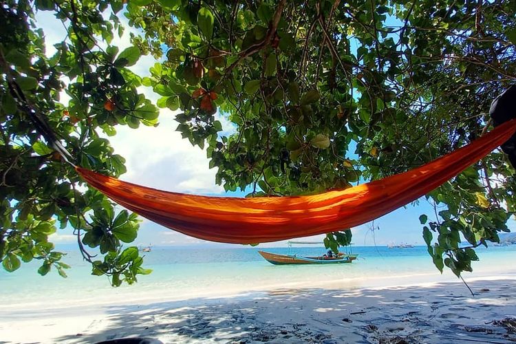 Suasana di Pantai Teluk Biru Banyuwangi