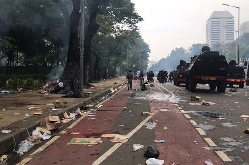 Dipukul Mundur Polisi, Massa Demo Berpencar ke Jalan Budi Kemuliaan hingga Balai Kota