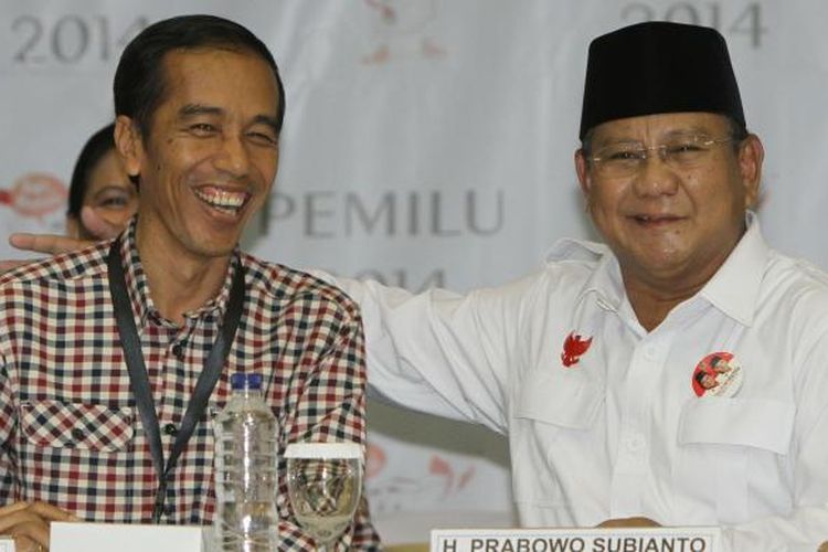 Capres dari poros Gerindra, Prabowo Subianto berbincang dengan capres dari poros PDIP, Jokowi-JK saat acara pengundian dan penetapan nomor urut untuk pemilihan presiden Juli mendatang di kantor KPU, Jakarta Pusat, Minggu (1/6/2014). Pada pengundian ini, pasangan Prabowo-Hatta mendapatkan nomor urut satu sedangkan Jokowi-JK nomor urut dua.
