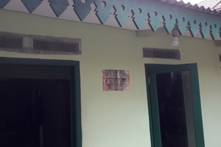 Rumah Halimah (60)di RT 014 RW 003 Kelurahan Pasar Minggu, Jakarta Selatan, yang telah direnovasi dalam program bedah rumah dari Bazis Jakarta Selatan. Foto diambil Minggu (29/4/2018).