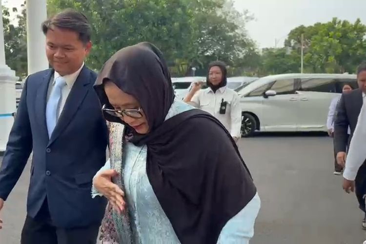 Jelang Pelantikan, Nanik Tampil dengan Kebaya Biru ke Istana
