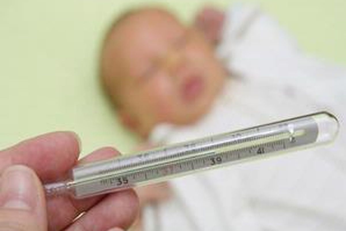 Bayi yang terserang flu akan merasa tak nyaman. Selalu pantau suhu tubuhnya.