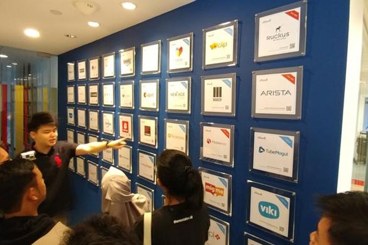 Dinding yang memajang nama-nama startup yang diinvestasi oleh Innov8