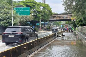 Genangan di Jalan Jembatan Tiga Penjaringan Mulai Surut, Kendaraan Dapat Melintas
