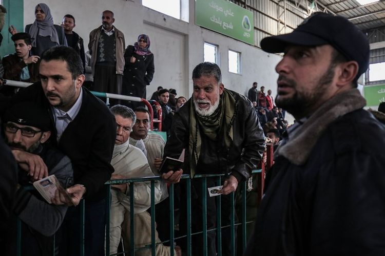 Warga Palestina mengantre untuk menunggu izin menyeberang memasuki wilayah Mesir melalui jalur penyeberangan di Rafah, selatan Jalur Gaza, 21 Februari 2018 lalu.
