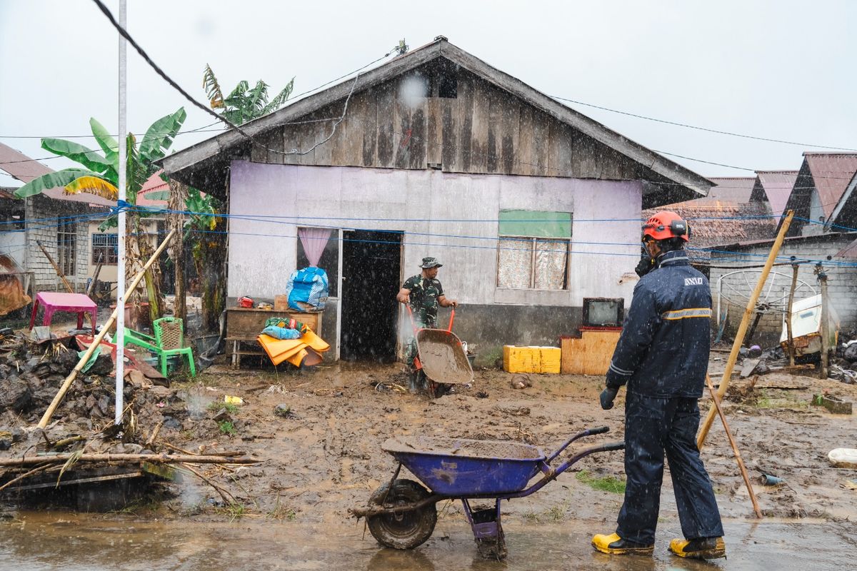 Emergency Response Team (ERT) Harita Nickel bergerak cepat membantu warga membersihkan puing sisa banjir serta membuka kembali akses jalan yang sempat terputus di Kecamatan Ibu.  