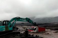 Truk Pasir Terjebak di Tengah Banjir Lahar Semeru, Sopir Melarikan Diri  