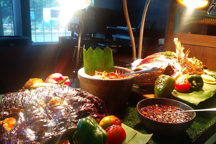 Iga Bakar dan Ikan Kakap Merah Sambal Matah di Kampung Ramadhan, Hotel Four Points by Sheraton Jakarta, Jumat (26/04/2019).