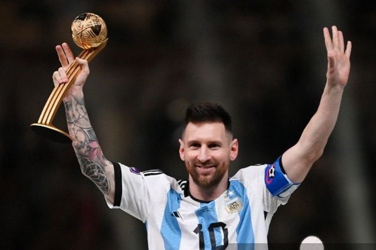 Lionel Messi memenangi penghargaan Golden Ball alias Bola Emas setelah terpilih menjadi pemain terbaik Piala Dunia 2022. Messi juga mengantarkan Argentina juara Piala Dunia 2022 setelah menang adu penalti melawan Perancis dalam laga final yang digelar di Lusail Iconic Stadium, Lusail, Qatar, Minggu (18/12/2022) malam WIB.