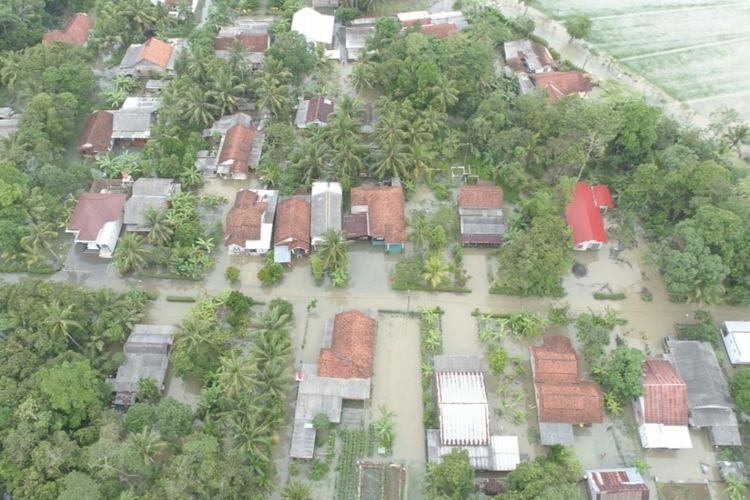 Foto udara banjir menggenangi Desa Nusawungu, Kecamatan Nusawungu, Kabupaten Cilacap, Jawa Tengah, Rabu (23/3/2022).