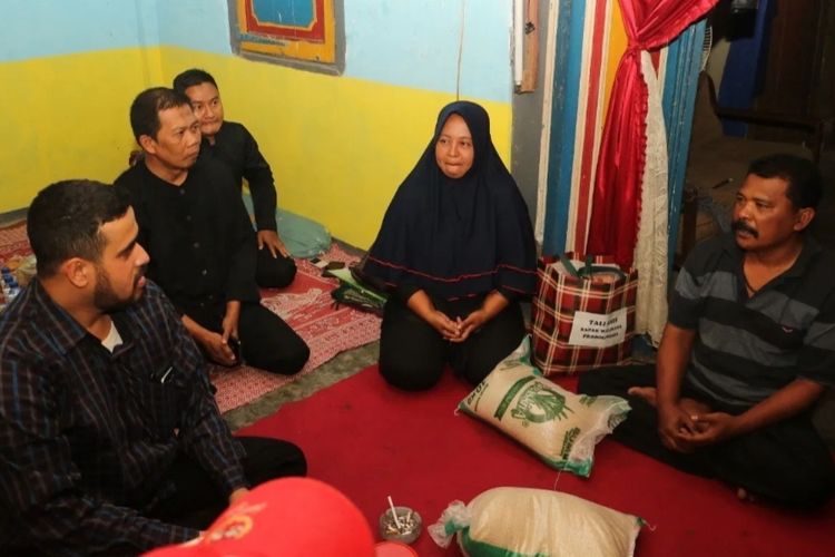 Salah satu warga Kota Probolinggo yang pulang dari Wamena ditemui wali kota. 