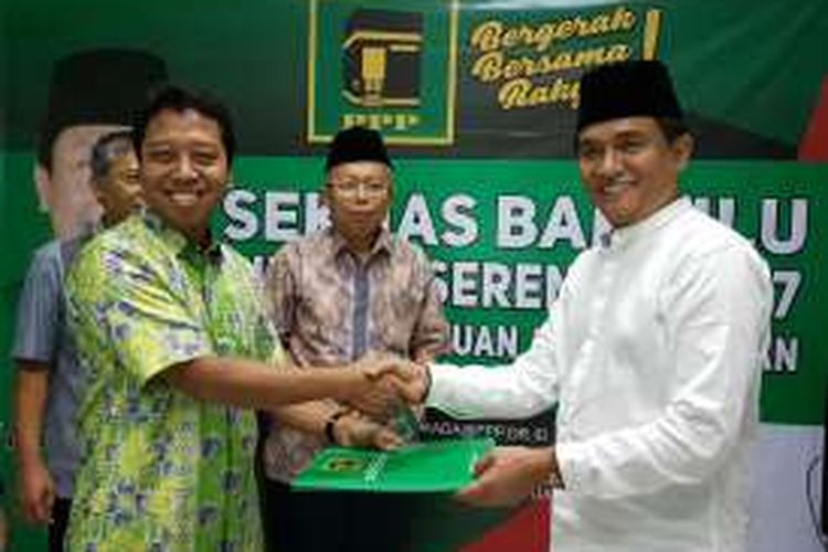 Ketua Umum PPP, Muhammad Romahurmuziy (kiri) dan bakal calon gubernur DKI Jakarta, Yusril Ihza Mahendra (kanan) di DPP PPP Jakarta, Kamis (1/7/2016).