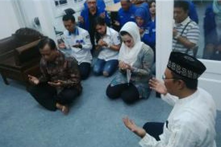 Tim pemenangan Rasiyo-Lucy Kurniasari berdoa setelah melakukan sujud syukur, Kamis (24/9/2015). Rasiyo-Lucy ditetapkan sebagai pasangan calon wali kota dan wakil wali kota Surabaya pada Pilkada Surabaya 2015.