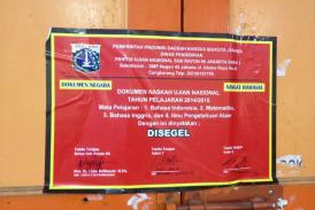 Stiker segel lembar soal Ujian Nasional (UN) tingkat SMP/Mts ditempel di ruang penyimpanan yang ada di SMPN 45 selaku Sub Rayon 06 wilayah Jakarta Barat 1, Minggu (3/5/2015).
