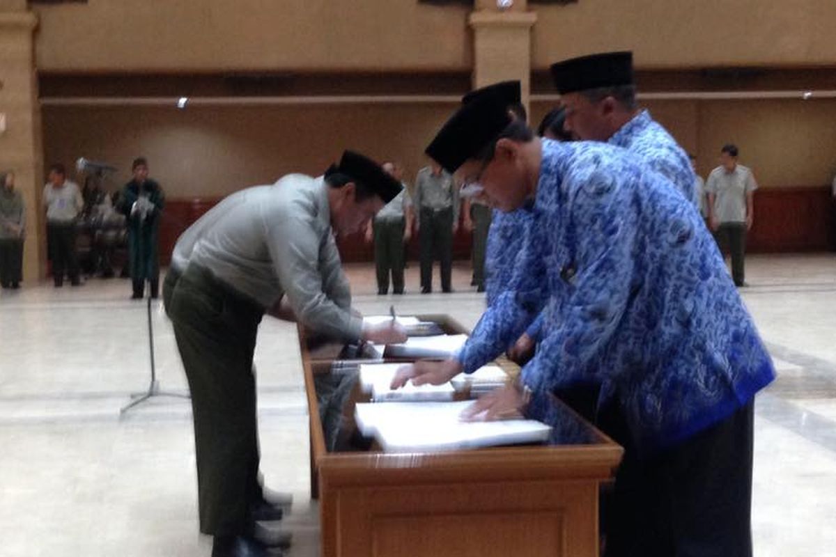 Menteri Pertanian (Mentan)  Andi Amran Sulaiman saat melantik sejumlah pejabat eselon II di Kantor Kementerian Pertanian Jakarta, Senin (17/4/2017). 