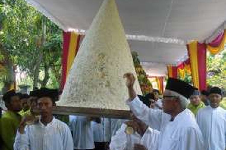 Dua tumpeng raksasa yang menjadi ikon dalam agenda Gerebeg Surowiti, Kamis (27/10/2016).