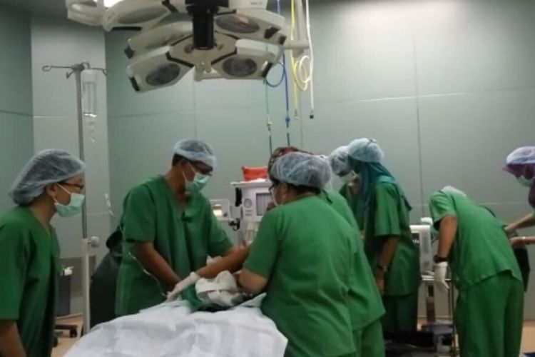 Proses operasi pengangkatan janin di dalam perut bayi Zikri , bayi laki-laki asal Lombok Timur yang berusia 10 bulan. Operasi dilakukan di RSUD Provinsi NTB, Sabtu (25/3/2017)