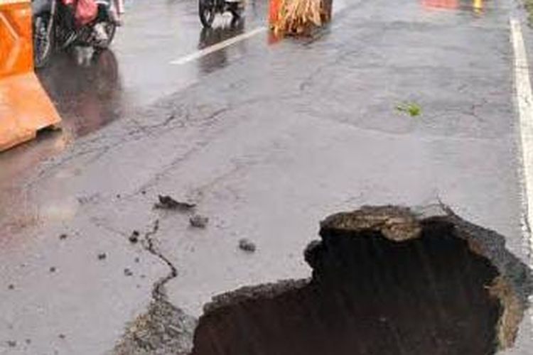 Lubang di jembatan Karangjati, Kecamatan Pandaan, Kabupaten Pasuruan